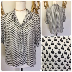 🛑H&M White/Black Cupcakes Print Blouse Size 8